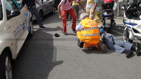 Savona Giro Di Padania Manifestanti Sbarrano La Strada Poliziotto