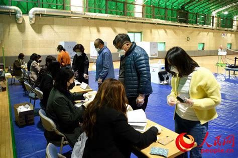 疫情之下韓國如期舉行國會選舉 選民戴一次性手套投票 韓國頻道 人民網