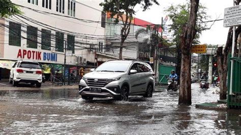 Banjir Rendam Kawasan Green Garden Jakarta Barat Setinggi 30 Sentimeter