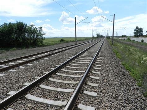 Влак прегази човек в София