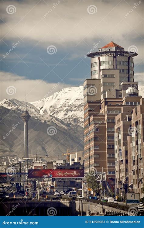 Navab Gebäude Und Milad Tower Vor Alborz Bergen in Teheran Hauptstadt