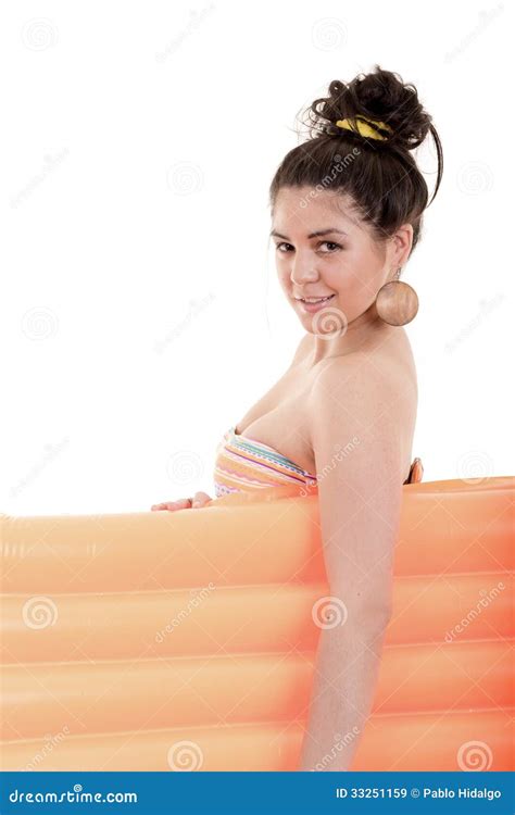 Femme Avec Le Matelas Gonflable De Plage Image Stock Image Du Glaces