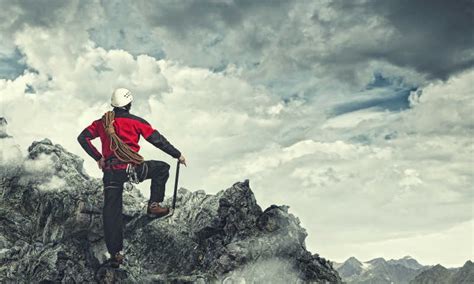 登山者站在峰顶图片 站在峰顶背着登山套索的攀登者眺望云海素材 高清图片 摄影照片 寻图免费打包下载