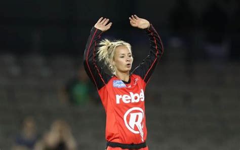 Sarah Taylor trolls Danielle Wyatt for her congratulatory tweet to ...