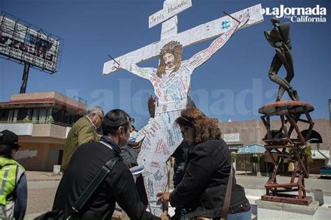 Migrantes representan con Viacrucis el difícil camino en busca de una