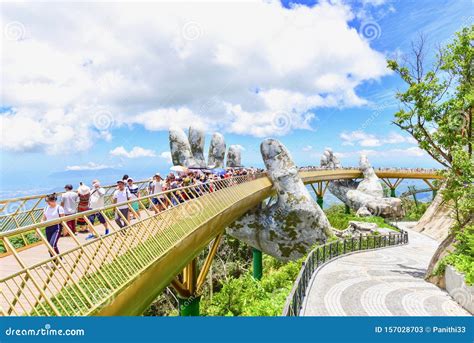 El Puente Dorado Famoso Monumento En Las Colinas De Ba Na Foto De