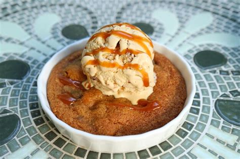 Biscoito Quente Delicioso Coberto Sorvete E Calda De Caramelo