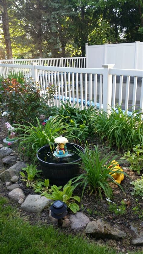 Pooh Fountain With Primrose And Lillies Jardim