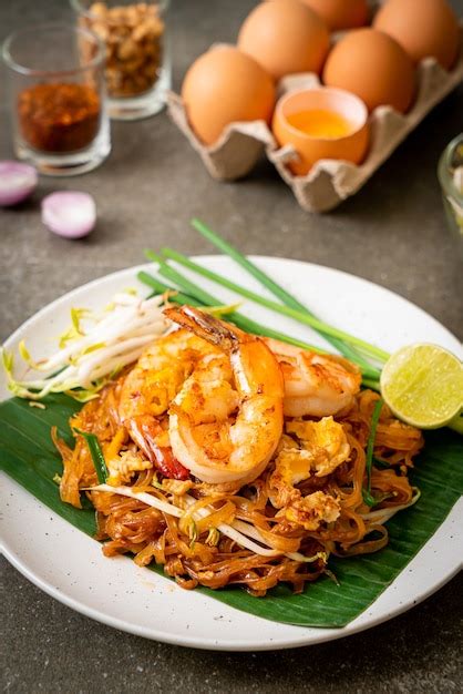 Pad Thai Fideos De Arroz Salteados Con Camarones Estilo De Comida