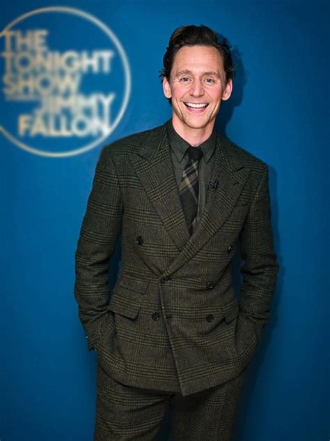 Tom Hiddleston The Tonight Show Gray Suit | Vesuvio Dresses Gray