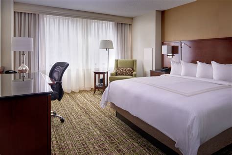 Downtown Cleveland Hotel Suites | Cleveland Marriott Downtown at Key Tower