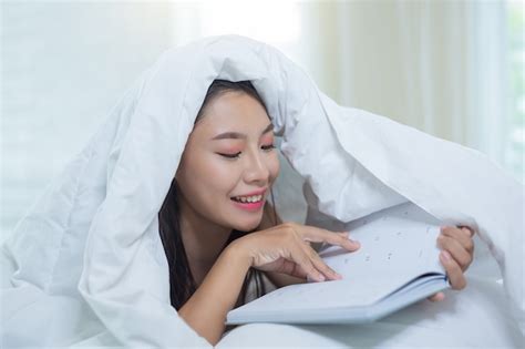 A Menina Que Encontra Se Na Cama Que Escuta A M Sica E Que L Livros