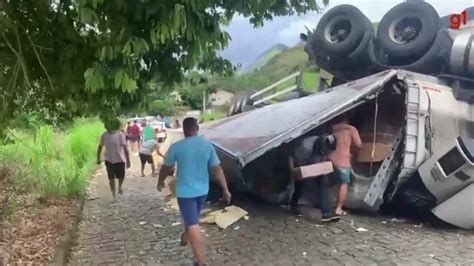 V Deo Caminh O Tomba E Carga De Frango Saqueada Na Br Es