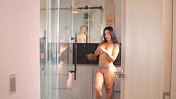 La novia de mi mejor amigo me visita y follamos en el baño ALEJANDRA PALACIOS PARTE 1 XVIDEOS