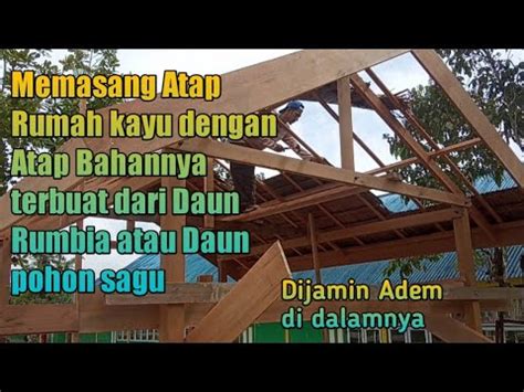 Memasang Atap Rumah Kayu Yang Bahannya Terbuat Dari Daun Pohon Rumbia