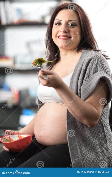 Comer Saud Vel Da Mulher Gravida Nova Imagem De Stock Imagem De Feliz