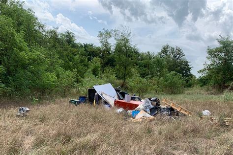 L area ex Calcestruzzi di Vercelli è diventata una discarica abusiva