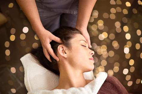 Premium Photo Woman Having Head Massage At Spa