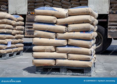 Las Bolsas De Cemento Se Colocan En Paletas Y Se Almacenan En Bolsas De