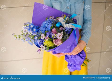 Fille Tenant Le Bouquet Pourpre Et Rose De Fleur Photo Stock Image Du