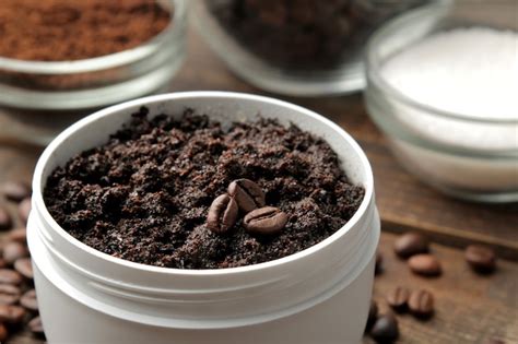 Exfoliante De Café Casero En Un Frasco Blanco Para El Rostro Y El