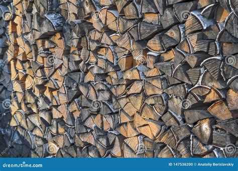 Um Woodpile Da Madeira De Vidoeiro Seca No Quintal Do Close Up Da Casa