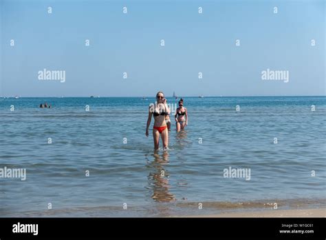 Beach girls bikini walking sea Fotos und Bildmaterial in hoher Auflösung Alamy