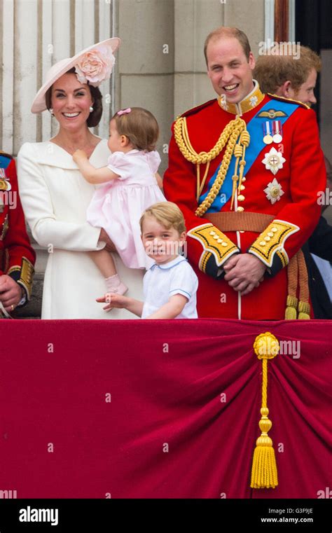 Der Herzog Und Herzogin Von Cambridge Und Ihre Kinder Prinzessin