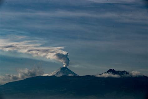 El Cotopaxi Emite Columna De Metros El Comercio