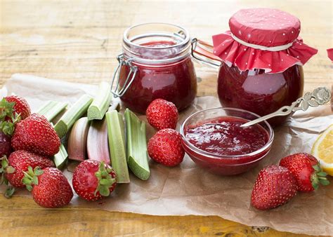 La meilleure recette de confiture maison à la fraise et à la rhubarbe