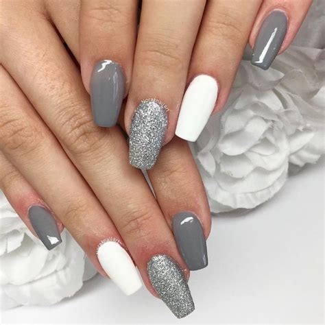 Nail By Nora Voici Une Pose Tendance Gris Mat Blanc Et Paillettes