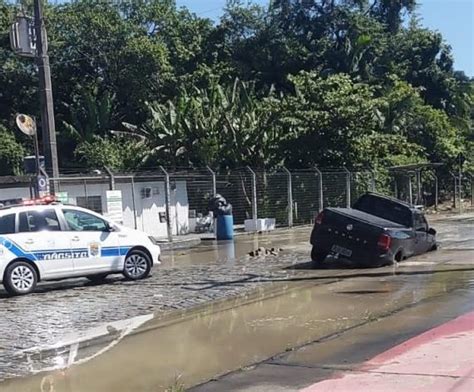 Buraco Em Adutora Do Samae Engole Carro Em Blumenau Misturebas News