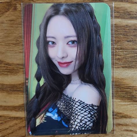 Yuna Official Jyp Pob Photocard Itzy Cheshire Limited Edition Genuine Kpop Ebay