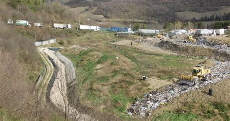 Discarica Ca Lucio Coda Di Autotreni Da Tutta Italia