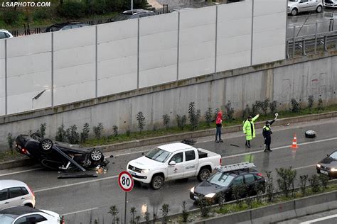 Aksident i rëndë në Tiranë makina e përmbysur dhe e copëtuar