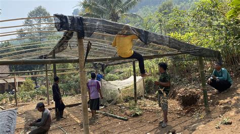 Proses Pembuatan Green House Untuk Pembibitan Tanaman Warga Giving Is