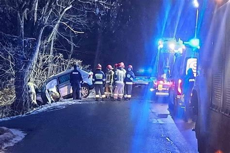 Wypadek W Skawinie Samoch D Uderzy W Drzewo Jedna Osoba Zakleszczona