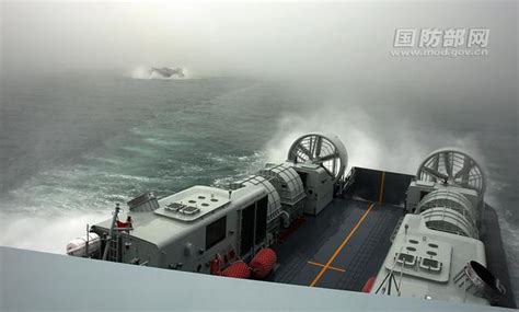 南海艦隊某登陸艦支隊井岡山艦與某新型氣墊艇開展協同訓練 每日頭條