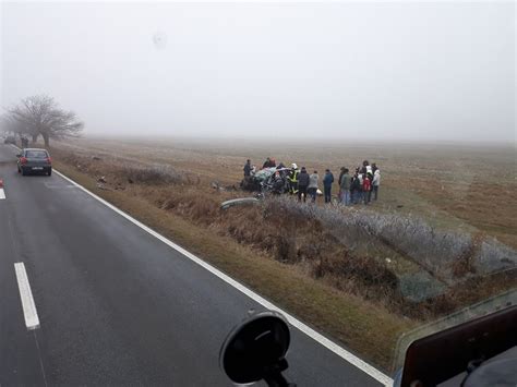 S A Dat Peste Cap Cu Masina Dupa Ce A Lovit Un Copac La Intrare In