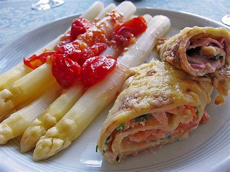 Spargel Mit Geschmolzenen Tomaten Dazu Lachs Und Schinken Crespelle