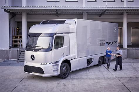 Daimler To Build Large Electric Semi Truck Urban E Truck Results Good