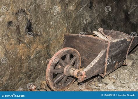 Vieille Brouette En Bois De Mine Image Stock Image Du Mien Chariot