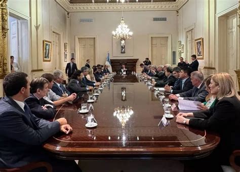 Tras casi cuatro horas terminó la reunión de los gobernadores y el