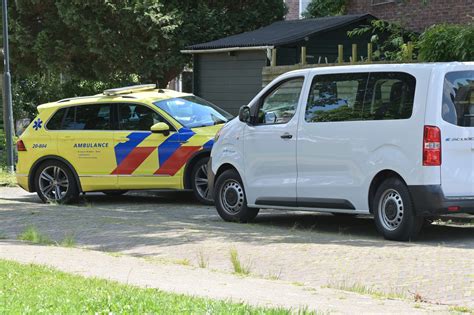 Kind 3 Raakt Ernstig Gewond Bij Aanrijding Met Taxibusje Bij Drukke