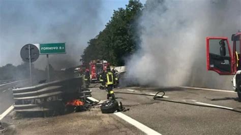 Incidente Mortale Sulla A15 Scontro Tra Due Auto