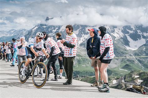 Tour De France Me Tape Pogacar File L Italienne Et Frappe Un