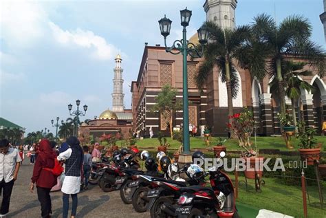 Masjid Kubah Emas Jadi Lokasi Wisata Warga Saat Lebaran Republika Online