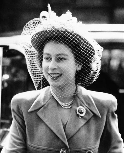 Photos of a Young Queen Elizabeth Before She Became Queen - Business ...