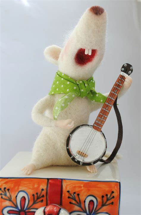 Уютный уголок Мышонок с банджо Mouse With A Banjo