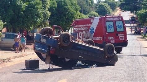 Carro capota após passar sobre bueiro no Bairro Vitória em Ivinhema